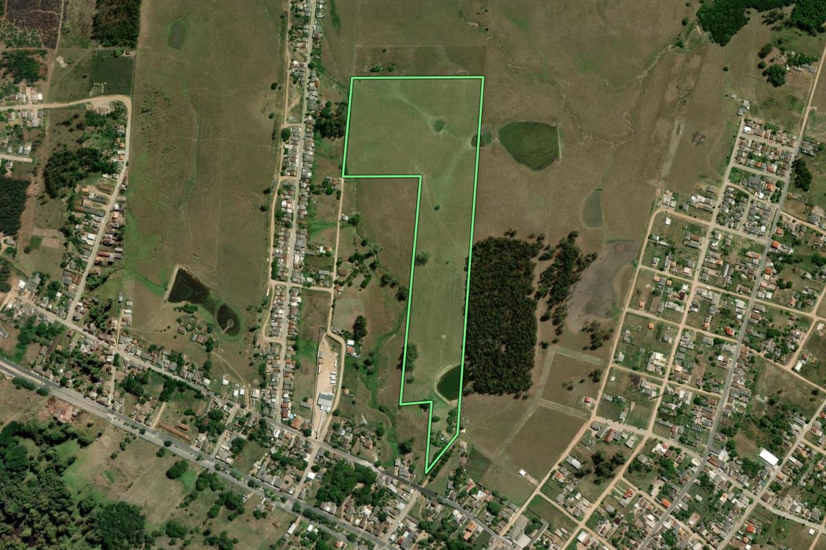 Imagem de satélite do imóvel rural em Cerrito (RS), com o contorno declarado no CAR desenhado por cima.