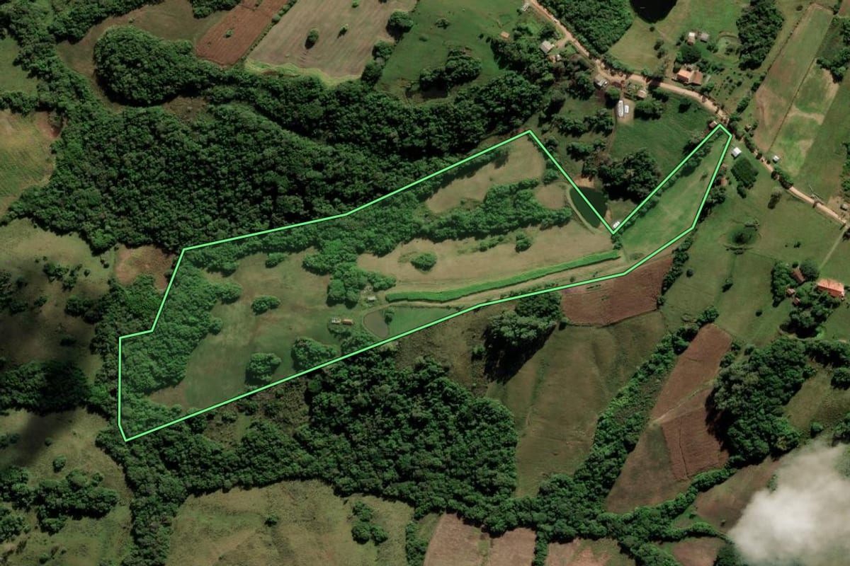 Imagem de satélite do imóvel rural em Cerrito (RS), com o contorno declarado no CAR desenhado por cima.