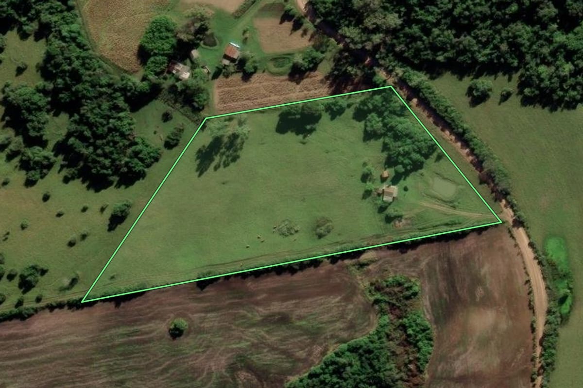 Imagem de satélite do imóvel rural em Cerrito (RS), com o contorno declarado no CAR desenhado por cima.
