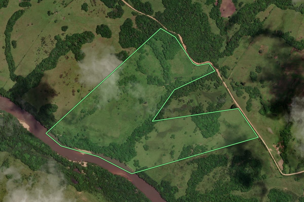 Imagem de satélite do imóvel rural em Cerrito (RS), com o contorno declarado no CAR desenhado por cima.