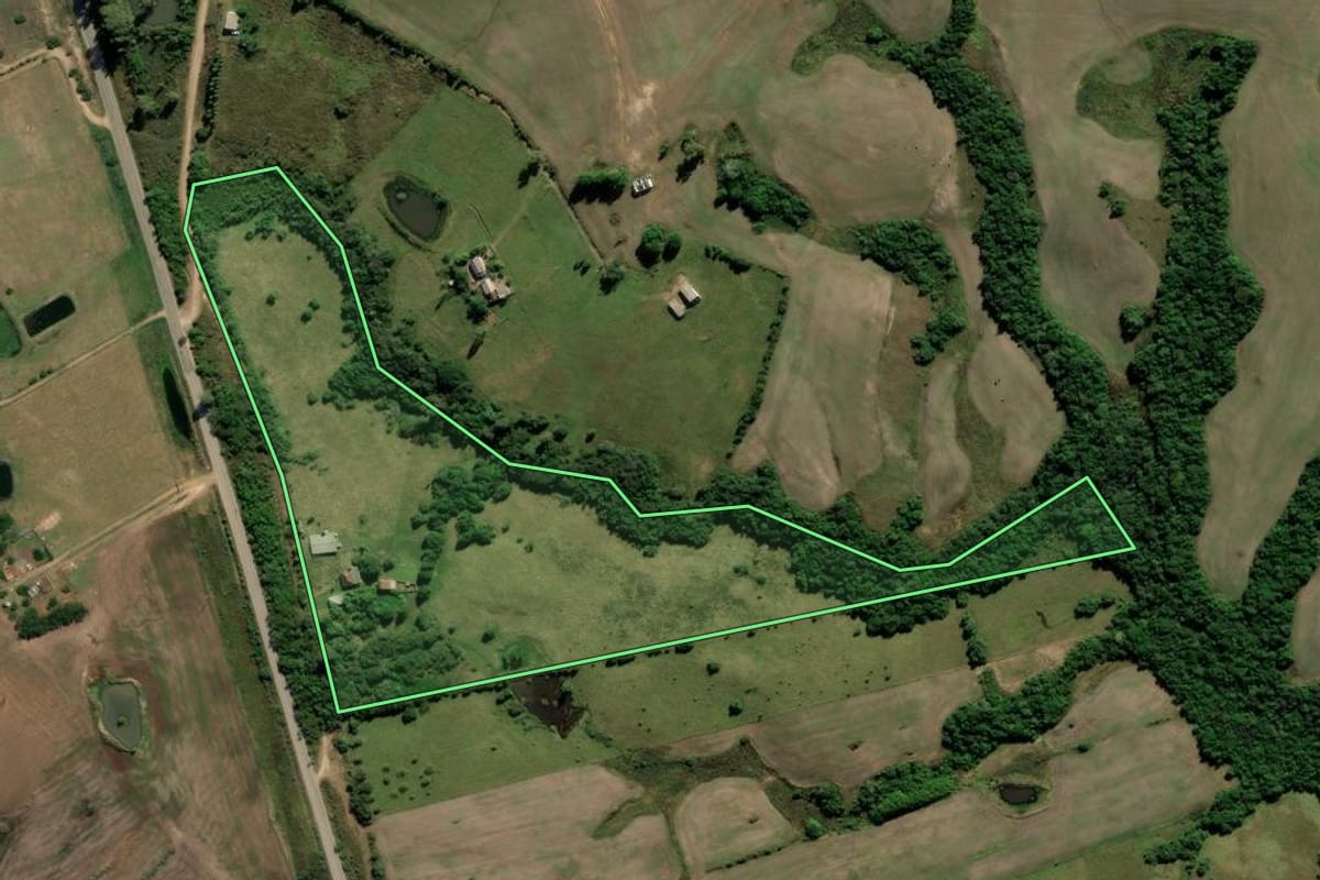 Imagem de satélite do imóvel rural em Cerrito (RS), com o contorno declarado no CAR desenhado por cima.