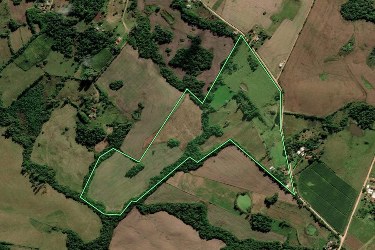 Imagem de satélite do imóvel rural em Cerrito (RS), com o contorno declarado no CAR desenhado por cima.