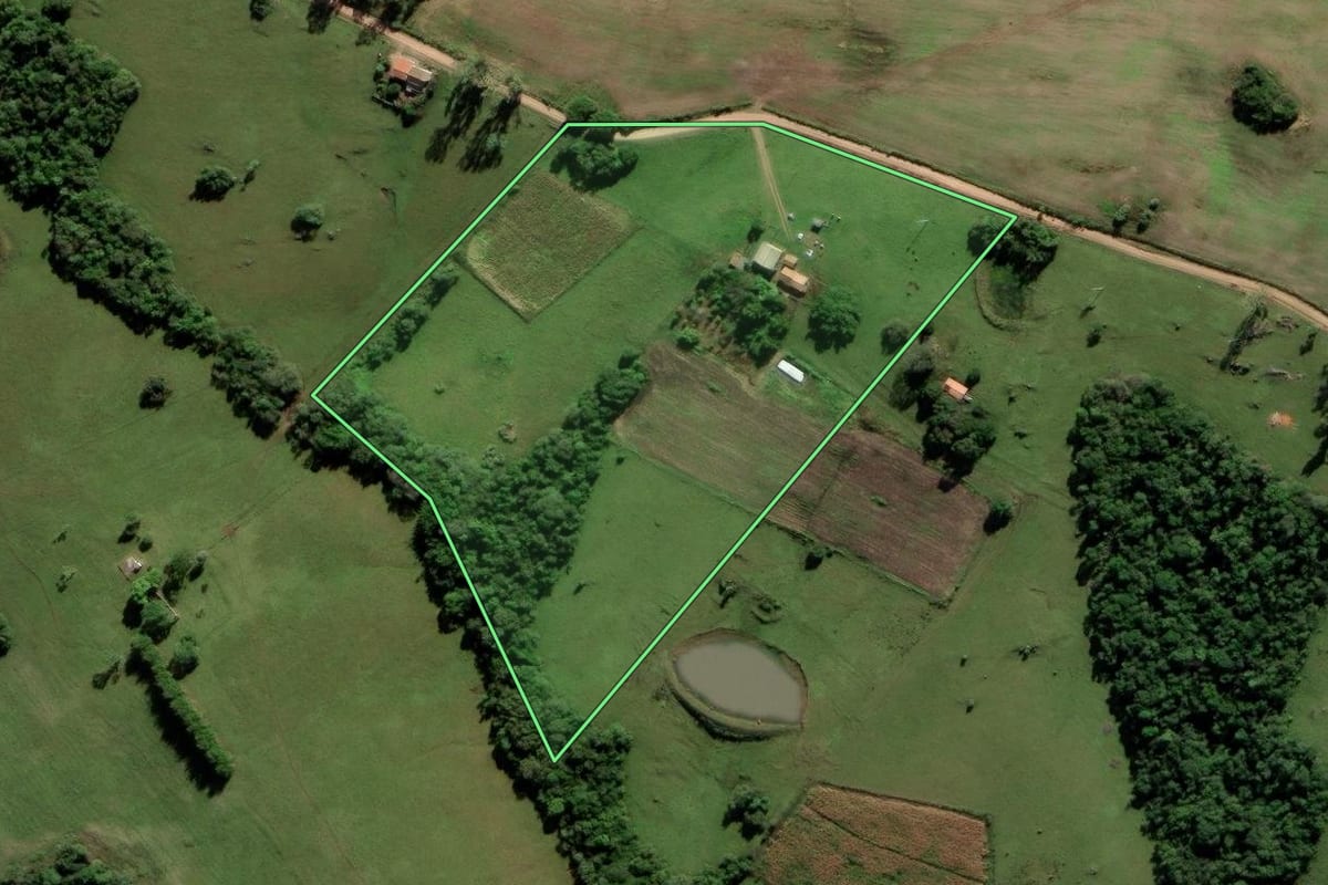 Imagem de satélite do imóvel rural em Cerrito (RS), com o contorno declarado no CAR desenhado por cima.