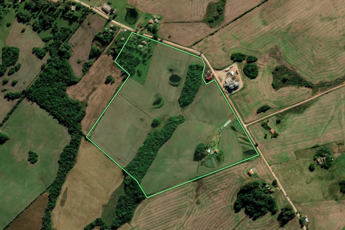 Imagem de satélite do imóvel rural em Cerrito (RS), com o contorno declarado no CAR desenhado por cima.