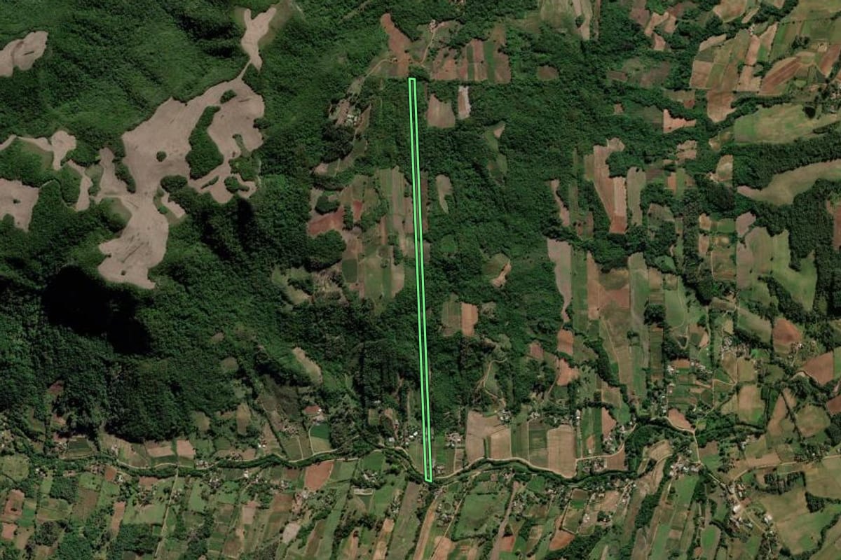 Imagem de satélite do imóvel rural em Cerro Branco (RS), com o contorno declarado no CAR desenhado por cima.