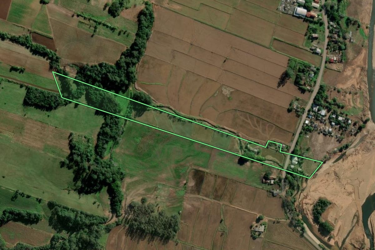 Imagem de satélite do imóvel rural em Cerro Branco (RS), com o contorno declarado no CAR desenhado por cima.