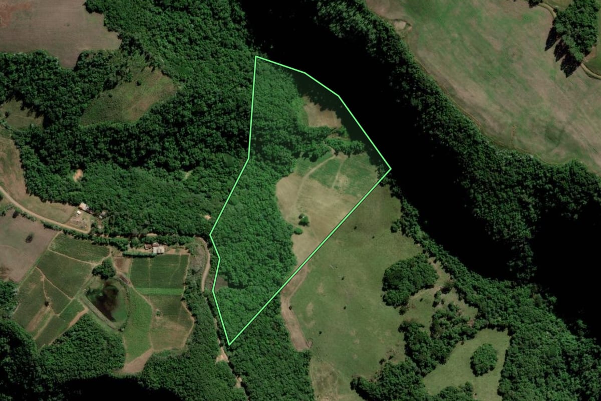 Imagem de satélite do imóvel rural em Cerro Branco (RS), com o contorno declarado no CAR desenhado por cima.