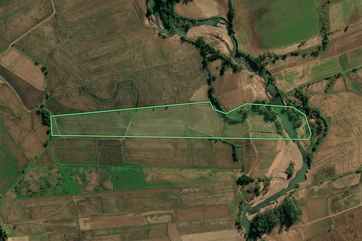 Imagem de satélite do imóvel rural em Cerro Branco (RS), com o contorno declarado no CAR desenhado por cima.