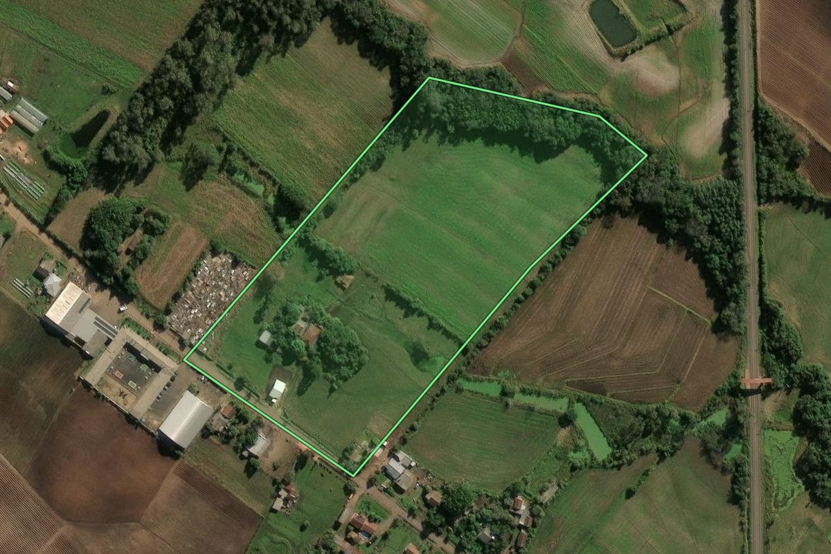 Imagem de satélite do imóvel rural em Cerro Branco (RS), com o contorno declarado no CAR desenhado por cima.