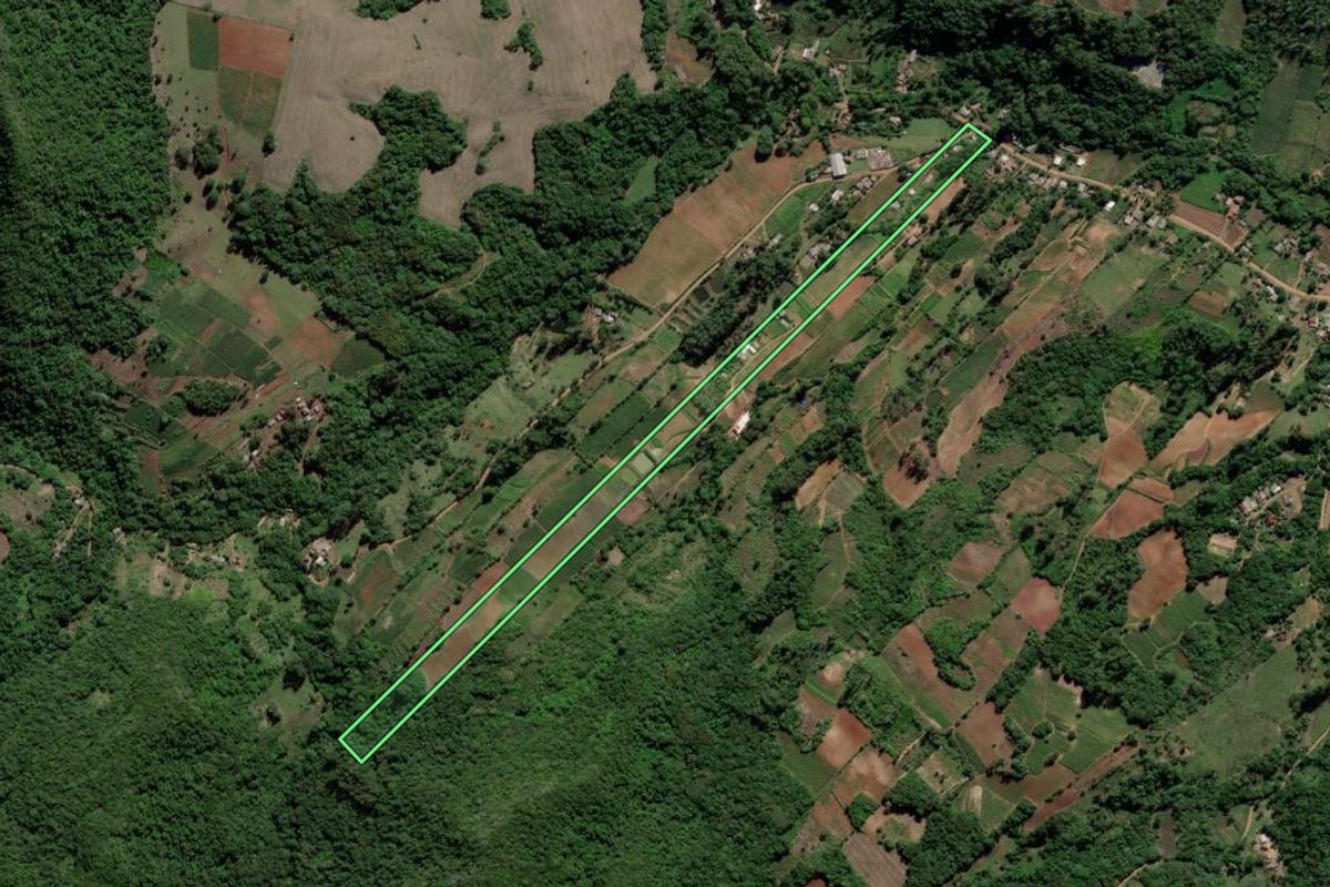 Imagem de satélite do imóvel rural em Cerro Branco (RS), com o contorno declarado no CAR desenhado por cima.