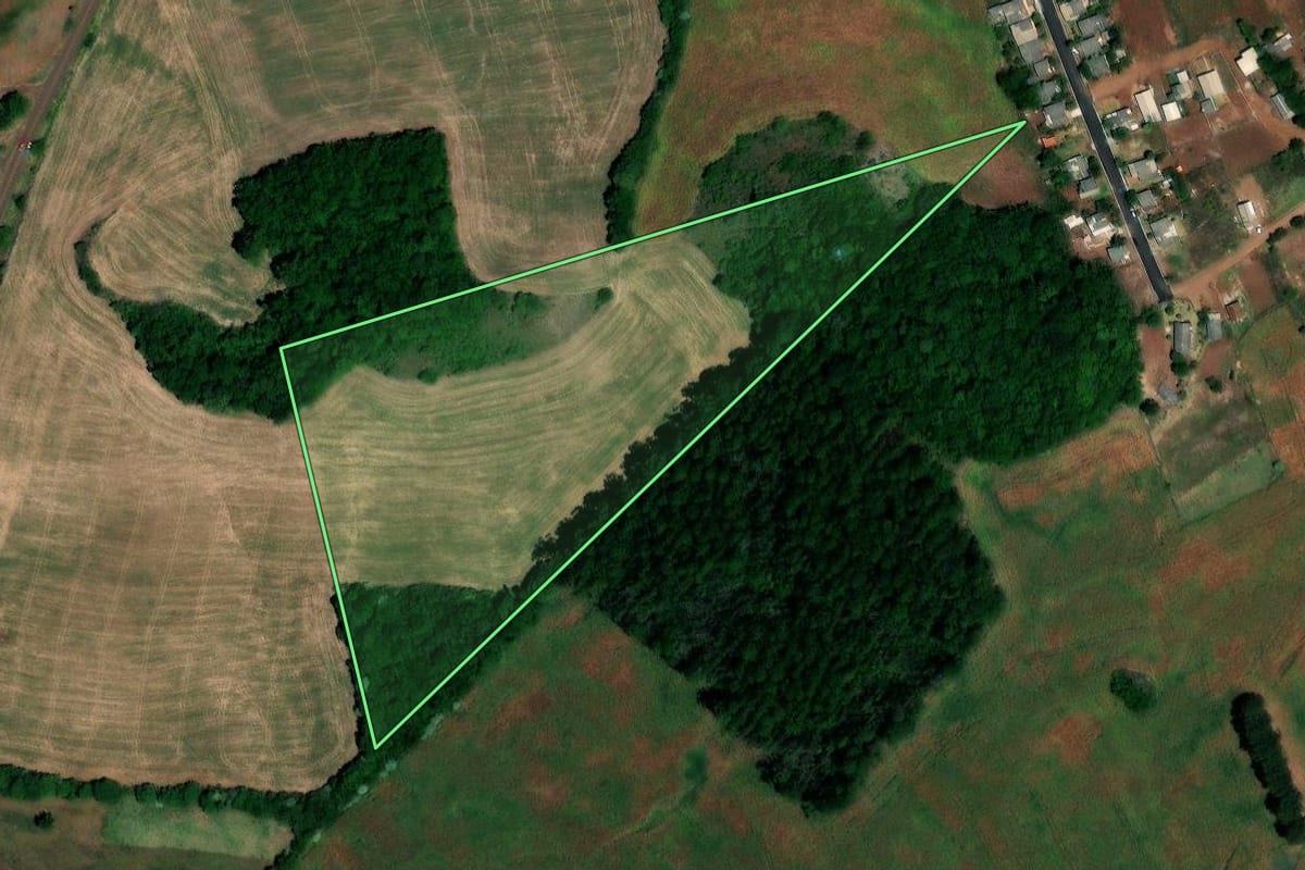 Imagem de satélite do imóvel rural em Cerro Grande (RS), com o contorno declarado no CAR desenhado por cima.