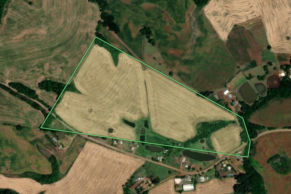 Imagem de satélite do imóvel rural em Cerro Grande (RS), com o contorno declarado no CAR desenhado por cima.