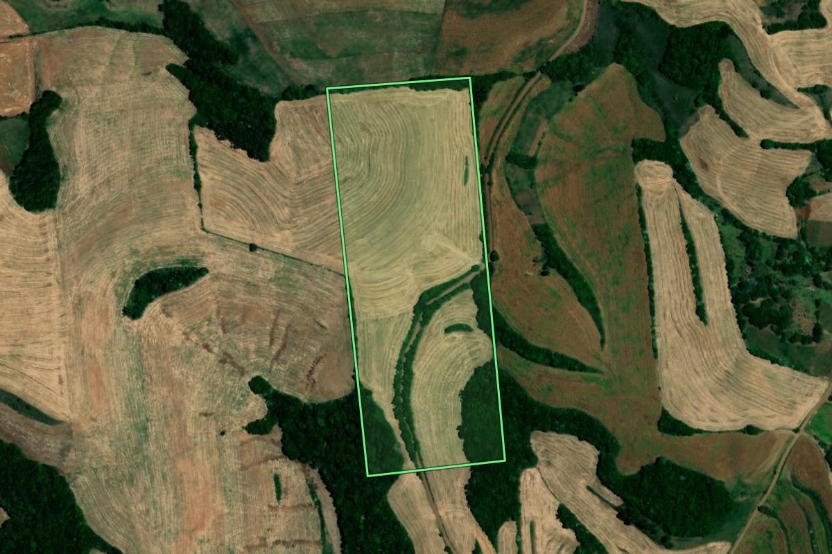 Imagem de satélite do imóvel rural em Cerro Grande (RS), com o contorno declarado no CAR desenhado por cima.