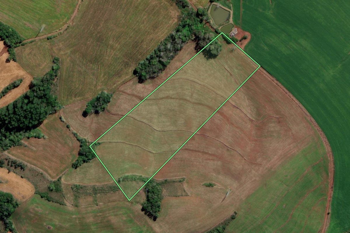 Imagem de satélite do imóvel rural em Cerro Grande (RS), com o contorno declarado no CAR desenhado por cima.