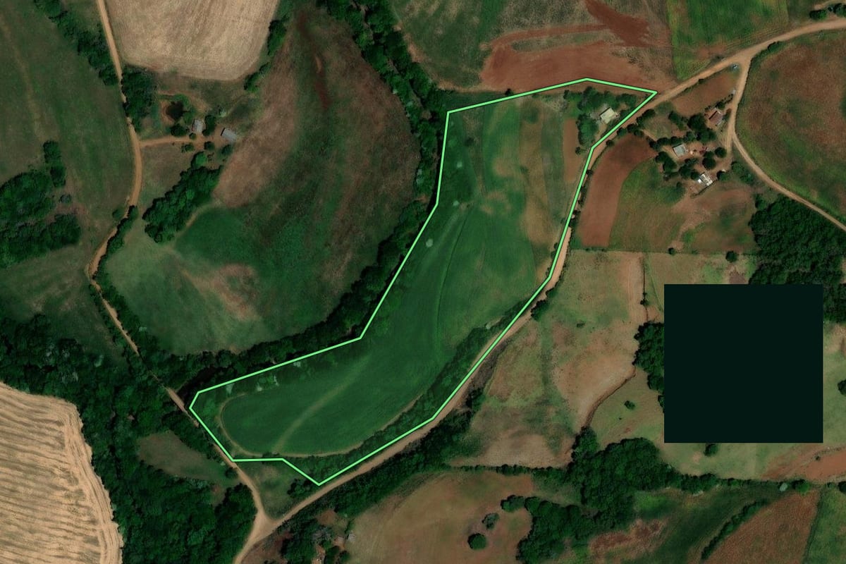 Imagem de satélite do imóvel rural em Cerro Grande (RS), com o contorno declarado no CAR desenhado por cima.