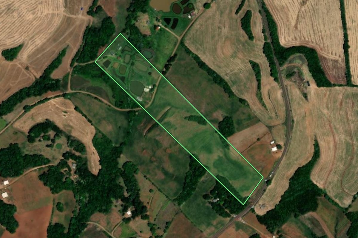 Imagem de satélite do imóvel rural em Cerro Grande (RS), com o contorno declarado no CAR desenhado por cima.