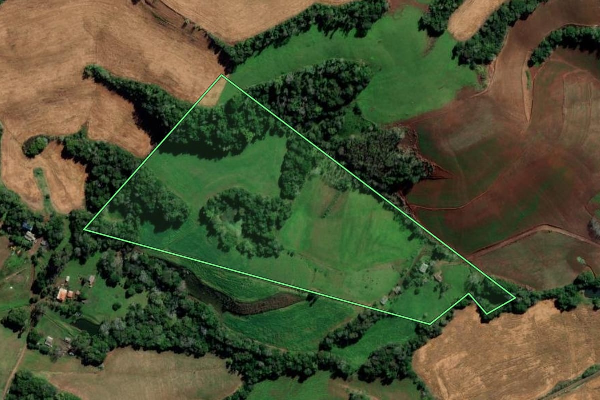 Imagem de satélite do imóvel rural em Cerro Grande (RS), com o contorno declarado no CAR desenhado por cima.