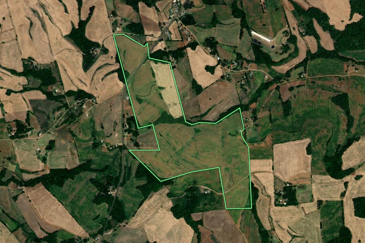 Imagem de satélite do imóvel rural em Cerro Grande (RS), com o contorno declarado no CAR desenhado por cima.