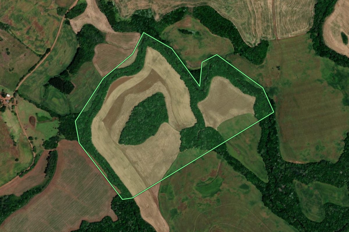 Imagem de satélite do imóvel rural em Cerro Grande (RS), com o contorno declarado no CAR desenhado por cima.