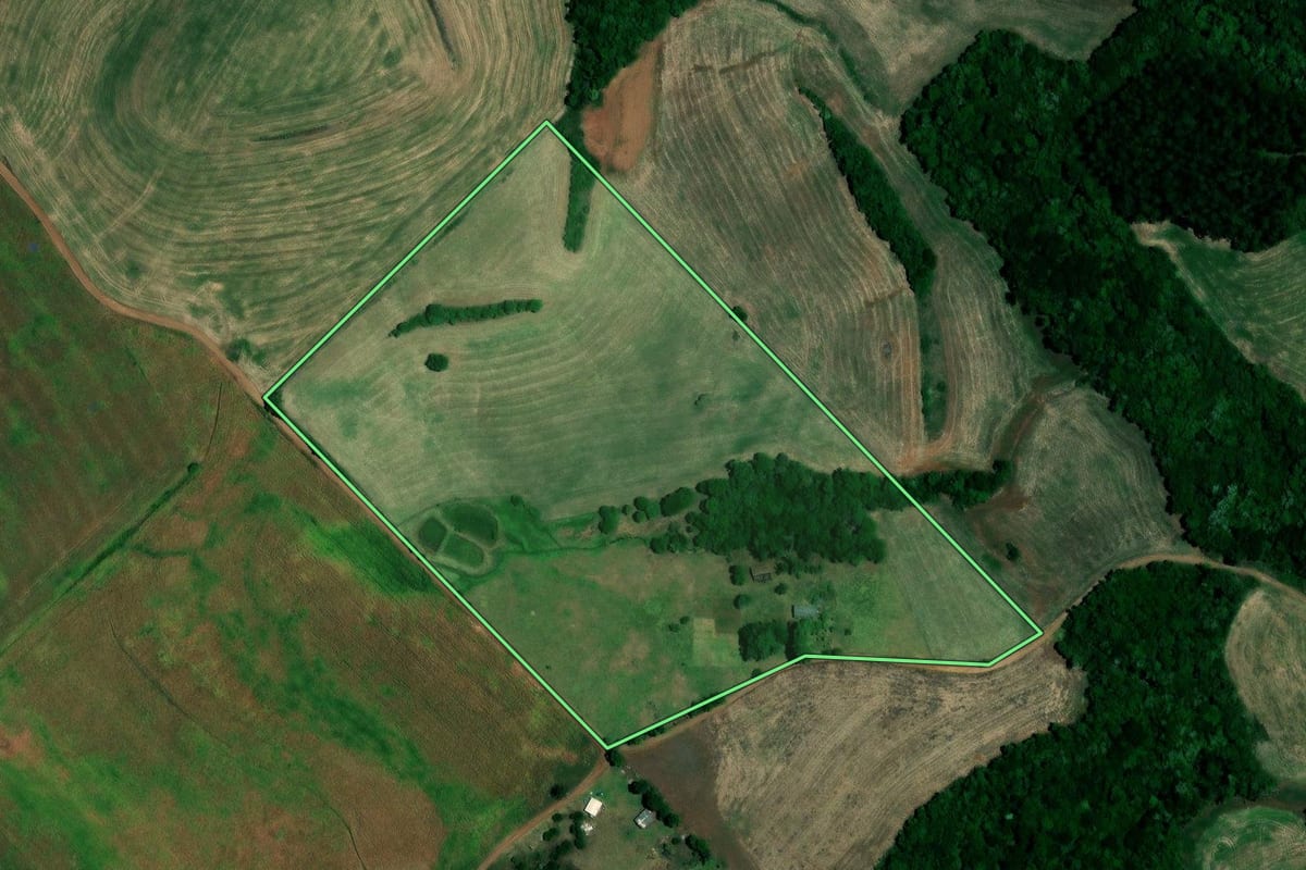 Imagem de satélite do imóvel rural em Cerro Grande (RS), com o contorno declarado no CAR desenhado por cima.