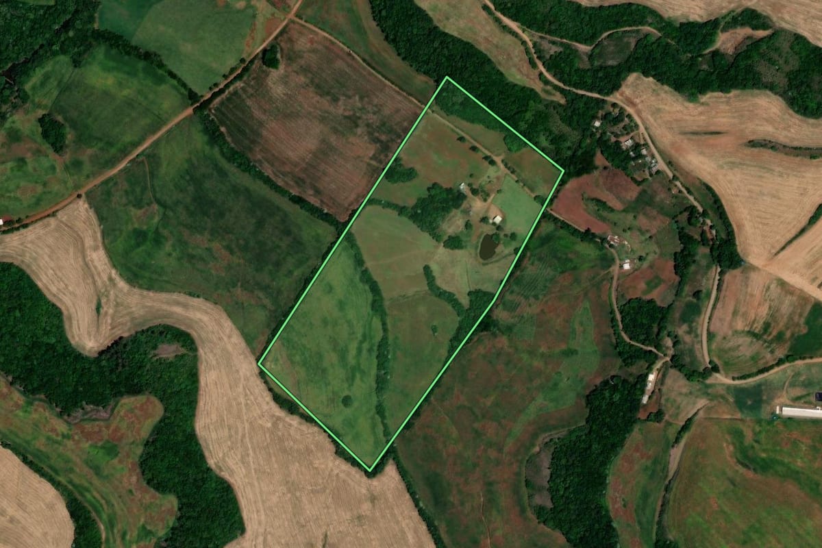 Imagem de satélite do imóvel rural em Cerro Grande (RS), com o contorno declarado no CAR desenhado por cima.