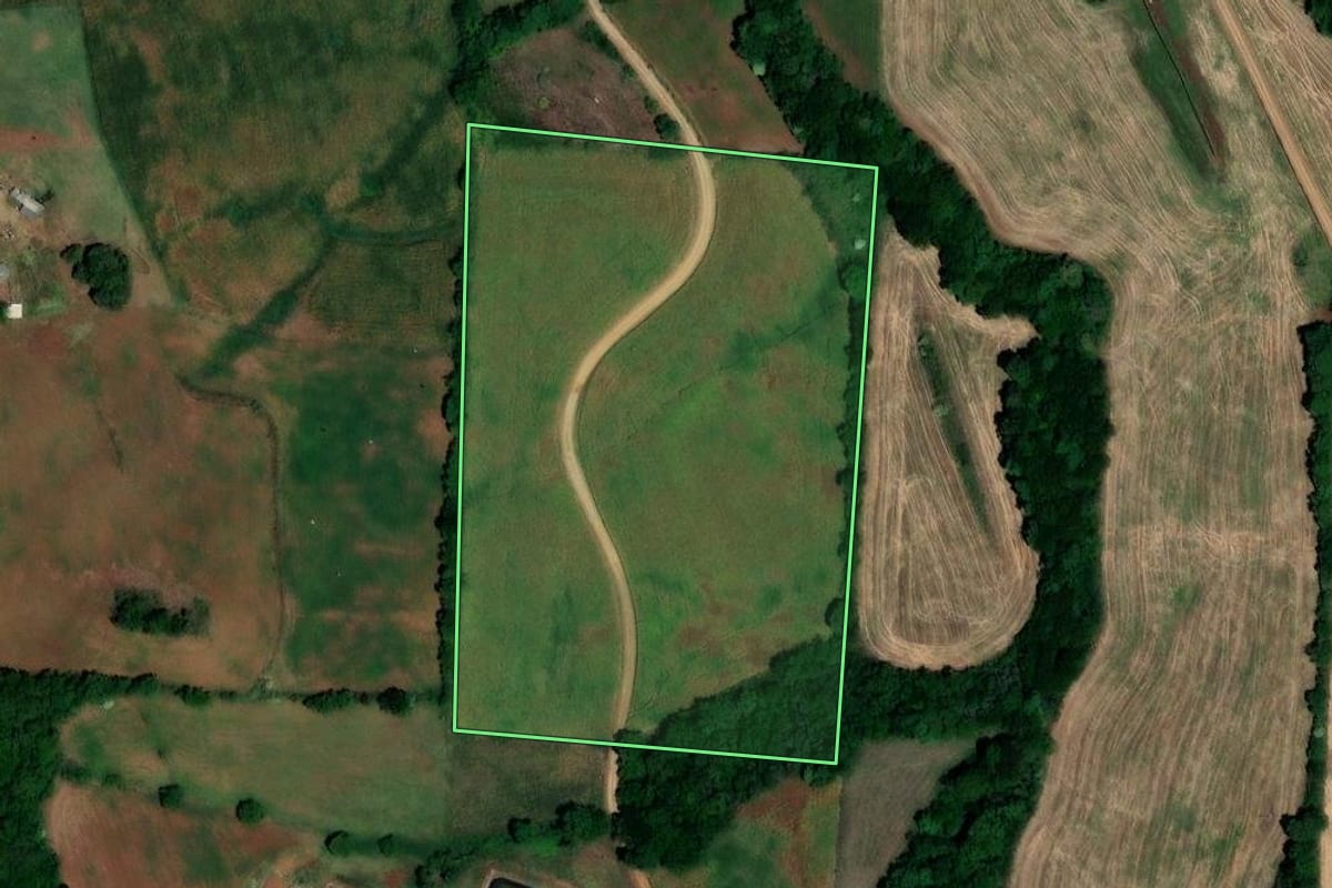 Imagem de satélite do imóvel rural em Cerro Grande (RS), com o contorno declarado no CAR desenhado por cima.