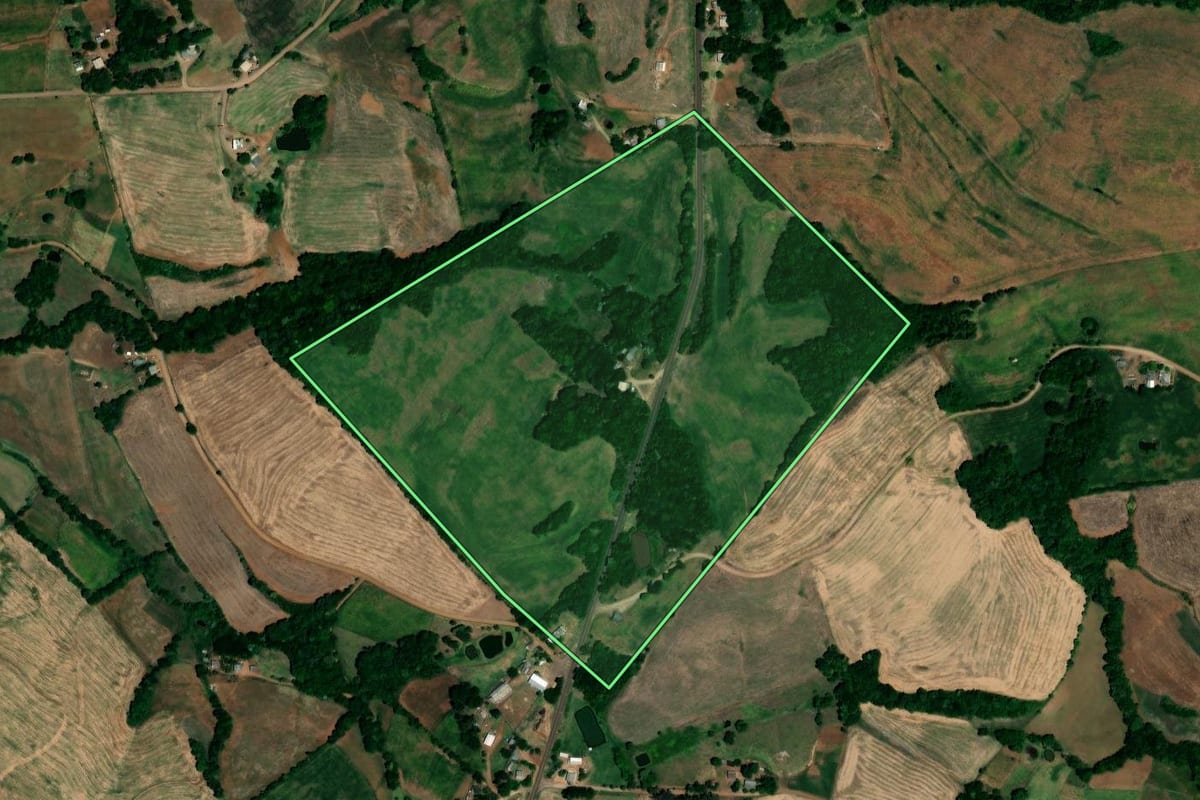 Imagem de satélite do imóvel rural em Cerro Grande (RS), com o contorno declarado no CAR desenhado por cima.