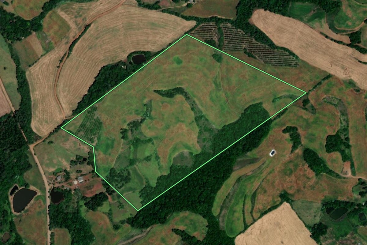 Imagem de satélite do imóvel rural em Cerro Grande (RS), com o contorno declarado no CAR desenhado por cima.