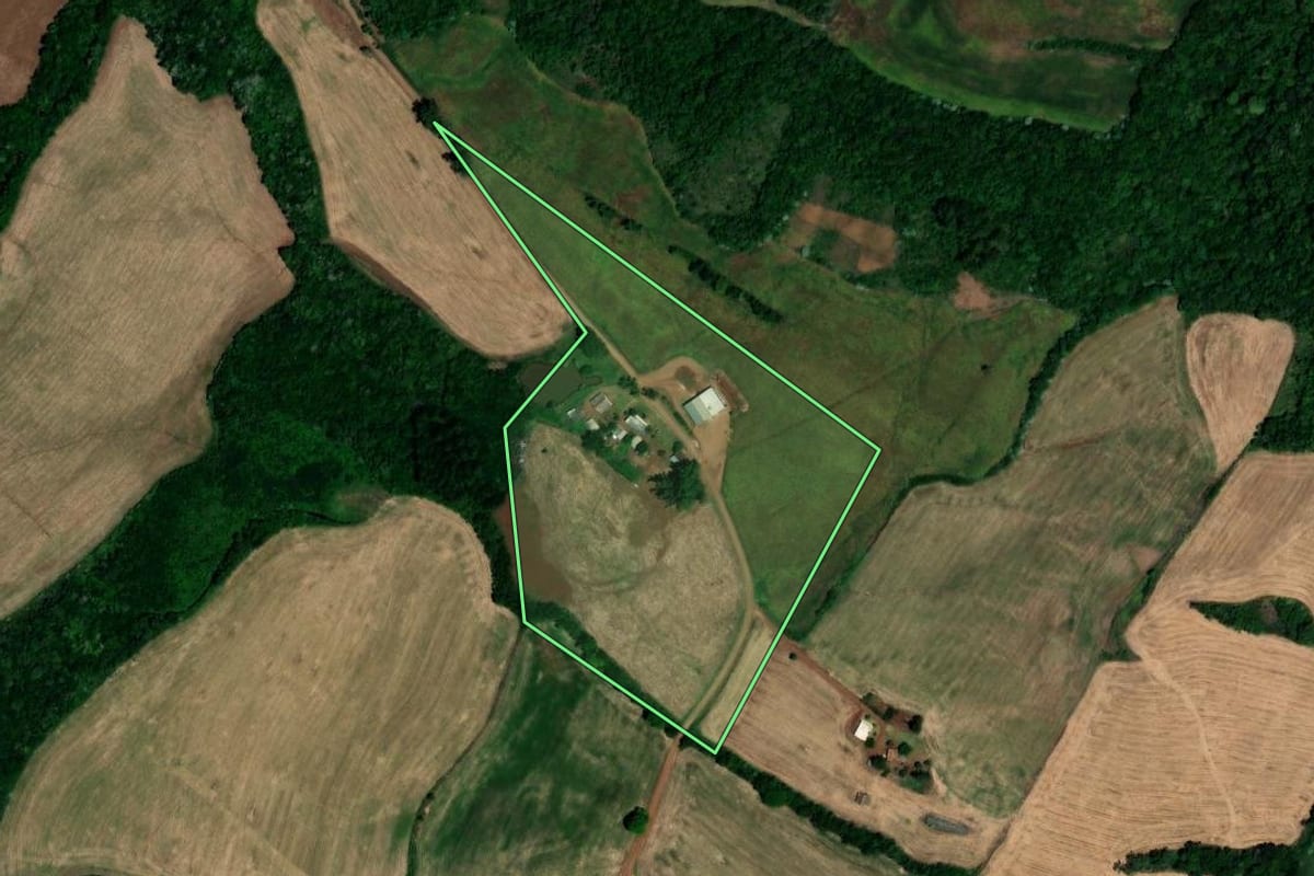 Imagem de satélite do imóvel rural em Cerro Grande (RS), com o contorno declarado no CAR desenhado por cima.