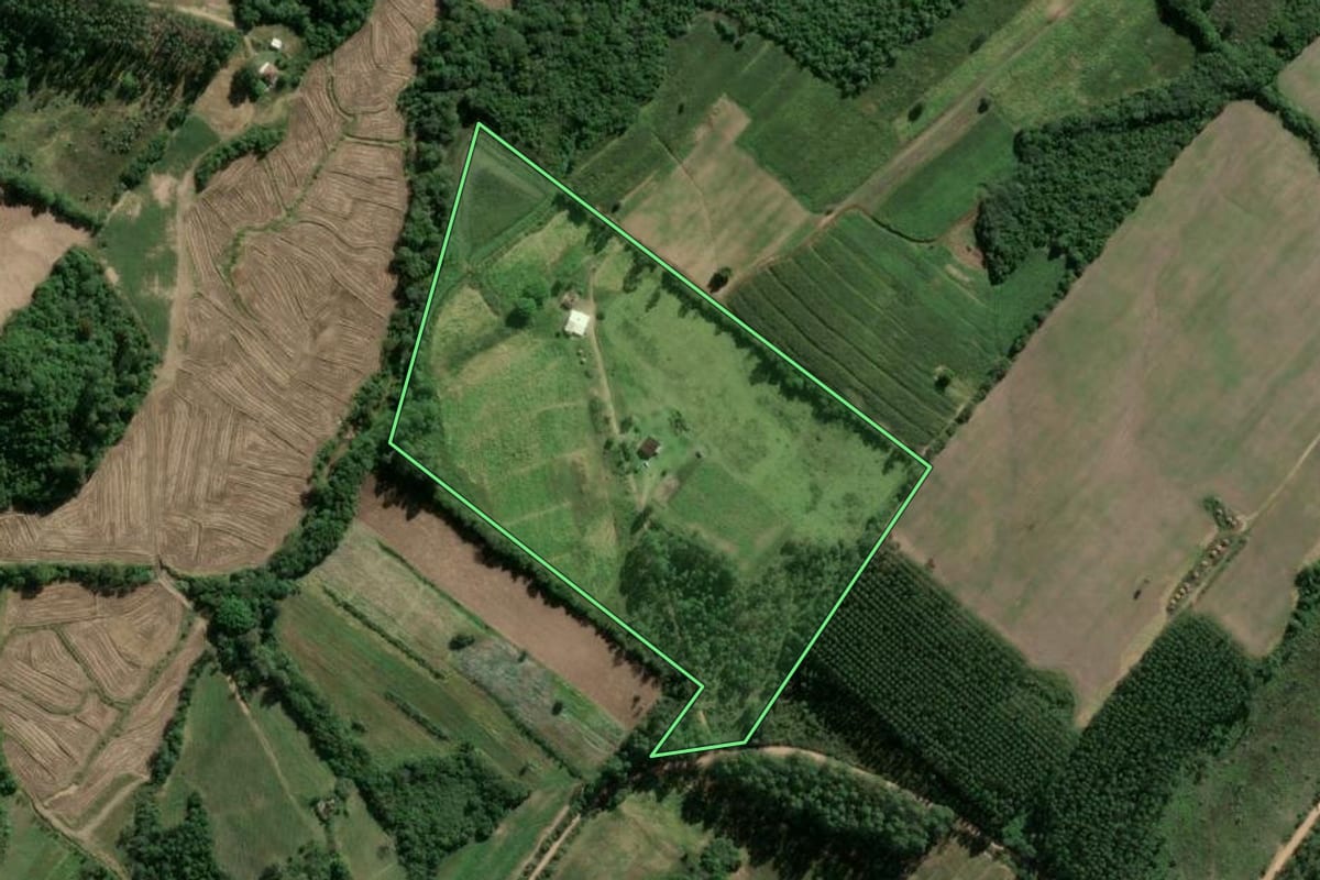 Imagem de satélite do imóvel rural em Cerro Grande do Sul (RS), com o contorno declarado no CAR desenhado por cima.