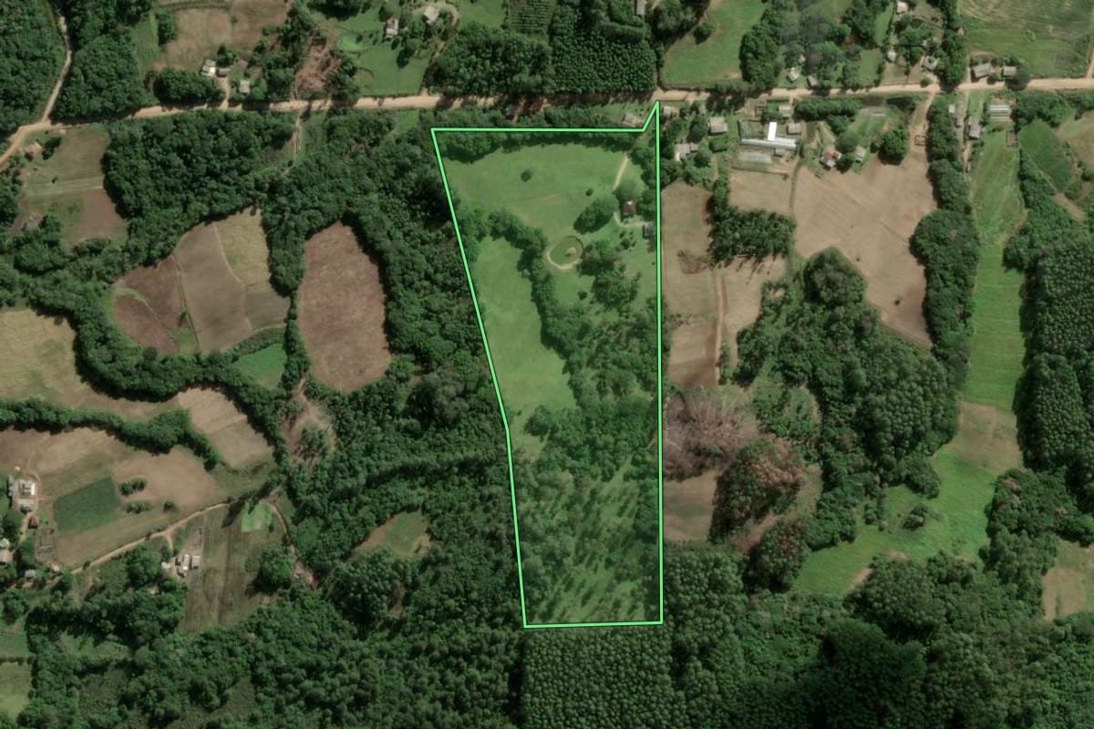 Imagem de satélite do imóvel rural em Cerro Grande do Sul (RS), com o contorno declarado no CAR desenhado por cima.