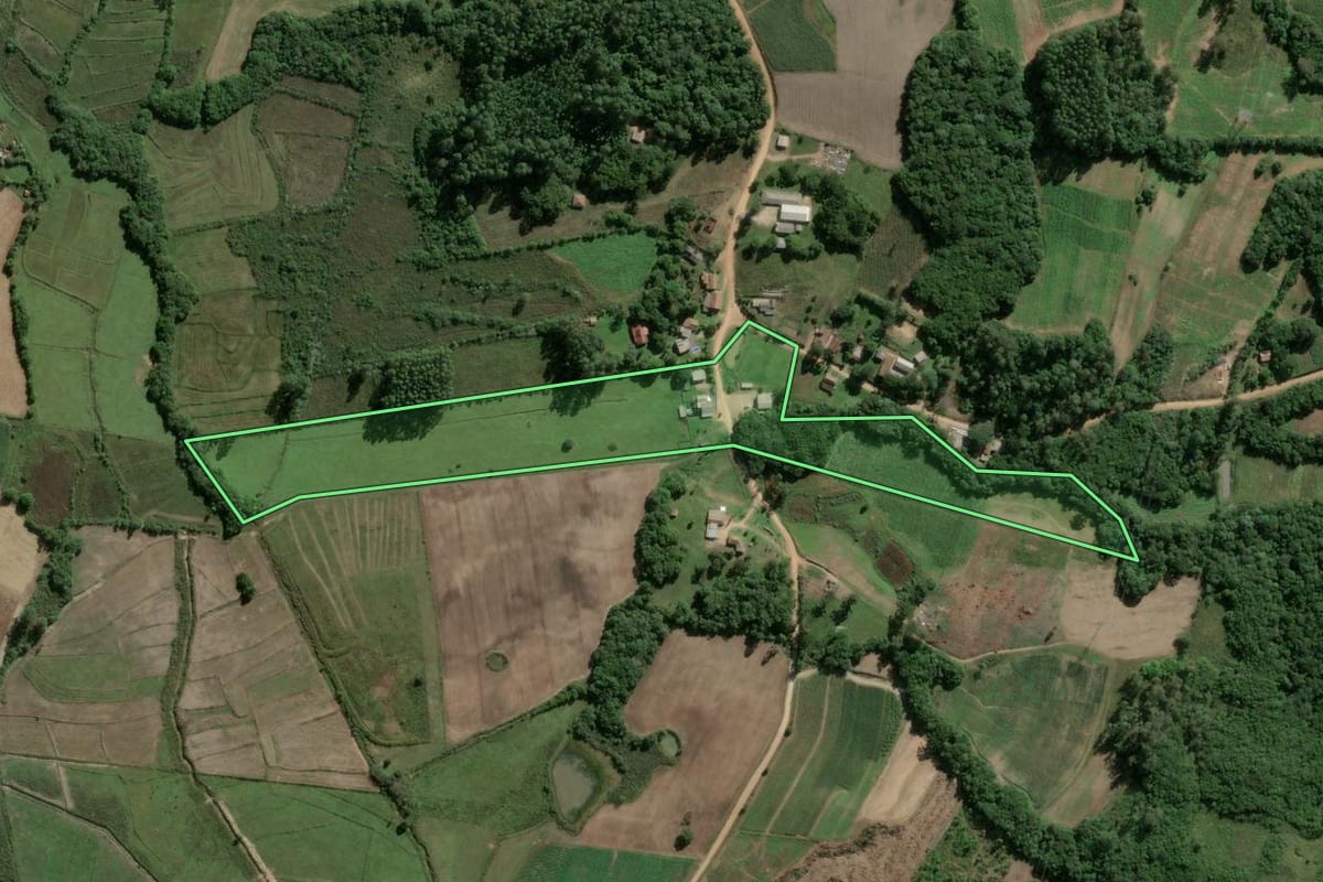 Imagem de satélite do imóvel rural em Cerro Grande do Sul (RS), com o contorno declarado no CAR desenhado por cima.