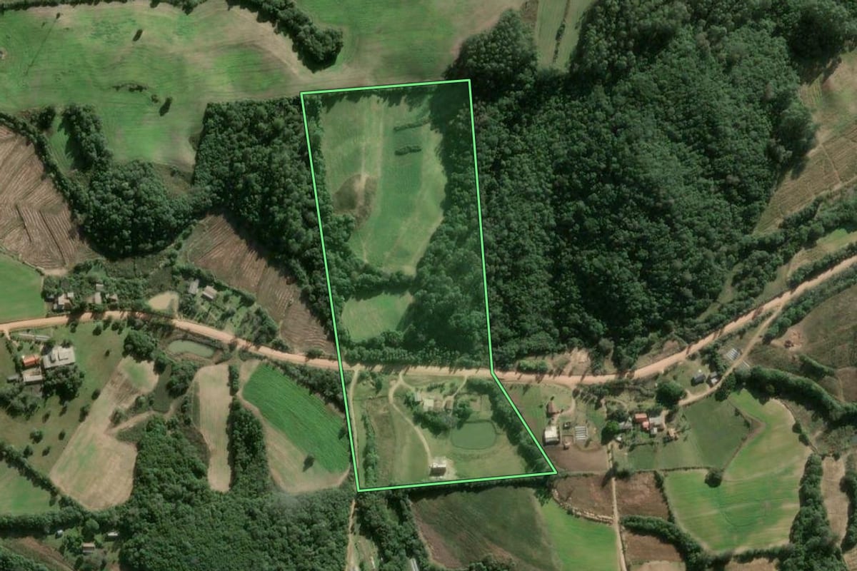 Imagem de satélite do imóvel rural em Cerro Grande do Sul (RS), com o contorno declarado no CAR desenhado por cima.