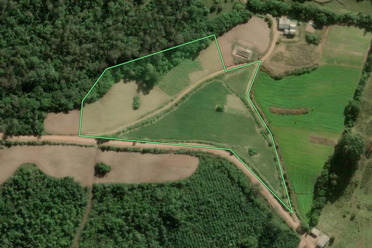 Imagem de satélite do imóvel rural em Cerro Grande do Sul (RS), com o contorno declarado no CAR desenhado por cima.
