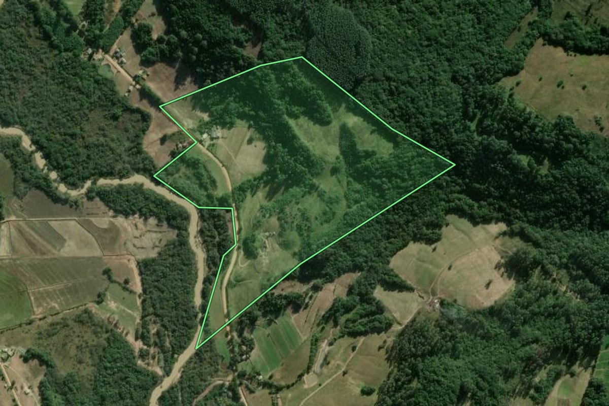 Imagem de satélite do imóvel rural em Cerro Grande do Sul (RS), com o contorno declarado no CAR desenhado por cima.