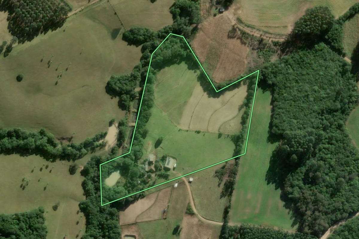 Imagem de satélite do imóvel rural em Cerro Grande do Sul (RS), com o contorno declarado no CAR desenhado por cima.