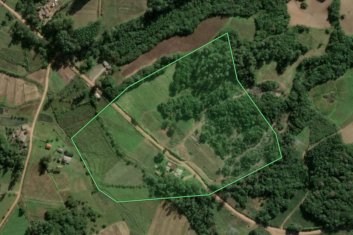 Imagem de satélite do imóvel rural em Cerro Grande do Sul (RS), com o contorno declarado no CAR desenhado por cima.