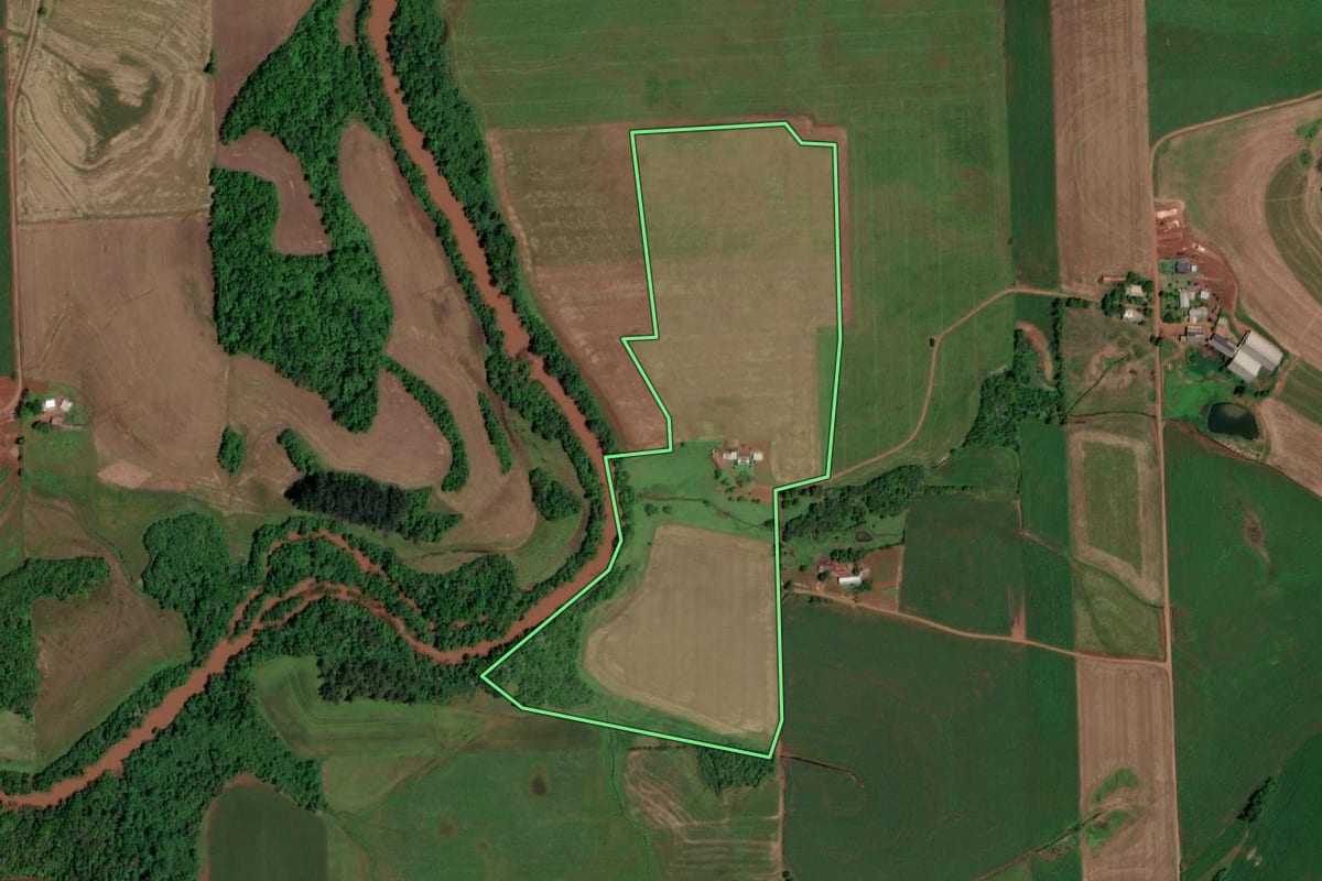 Imagem de satélite do imóvel rural em Cerro Largo (RS), com o contorno declarado no CAR desenhado por cima.