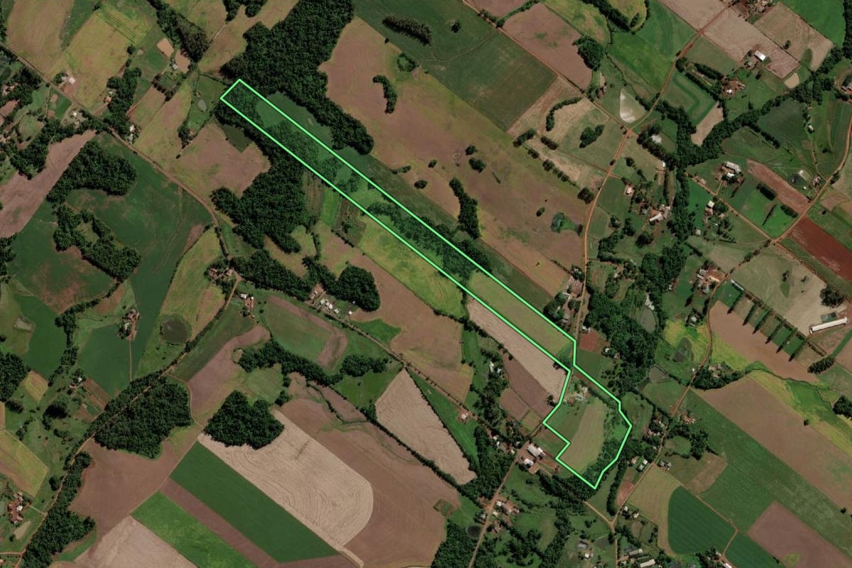 Imagem de satélite do imóvel rural em Cerro Largo (RS), com o contorno declarado no CAR desenhado por cima.