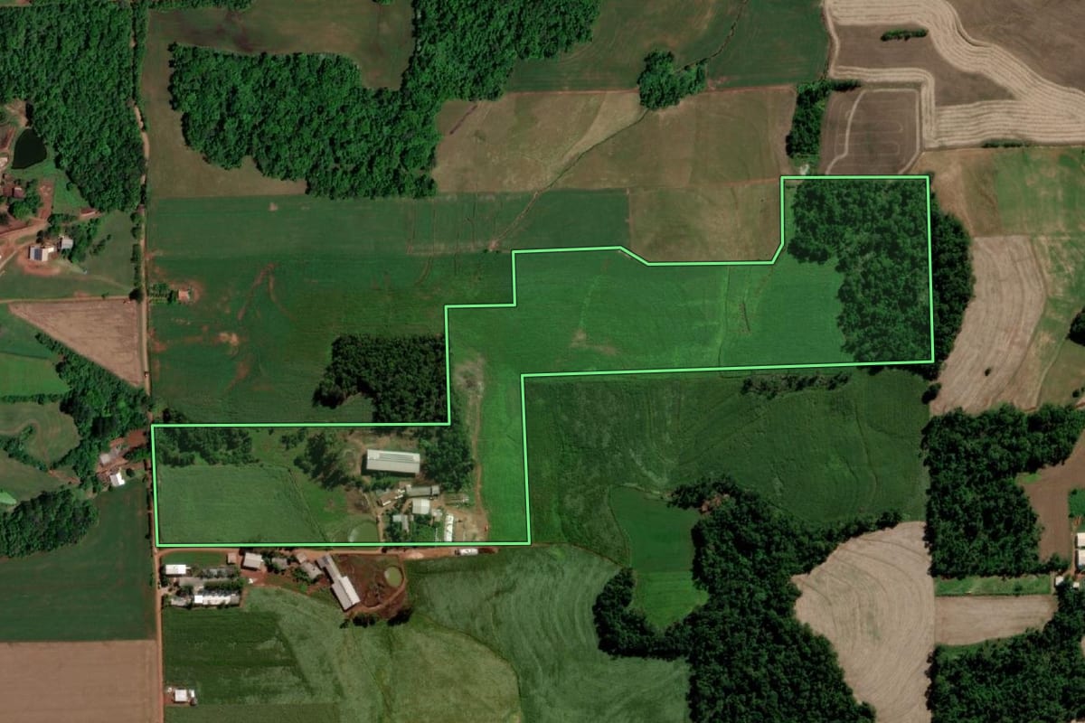 Imagem de satélite do imóvel rural em Cerro Largo (RS), com o contorno declarado no CAR desenhado por cima.