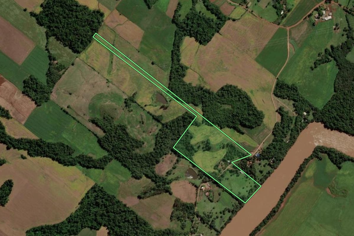 Imagem de satélite do imóvel rural em Cerro Largo (RS), com o contorno declarado no CAR desenhado por cima.