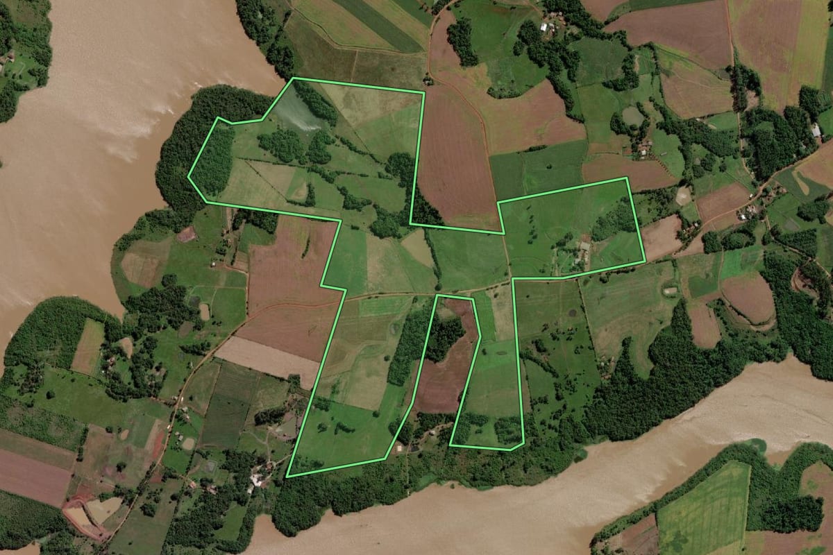 Imagem de satélite do imóvel rural em Cerro Largo (RS), com o contorno declarado no CAR desenhado por cima.