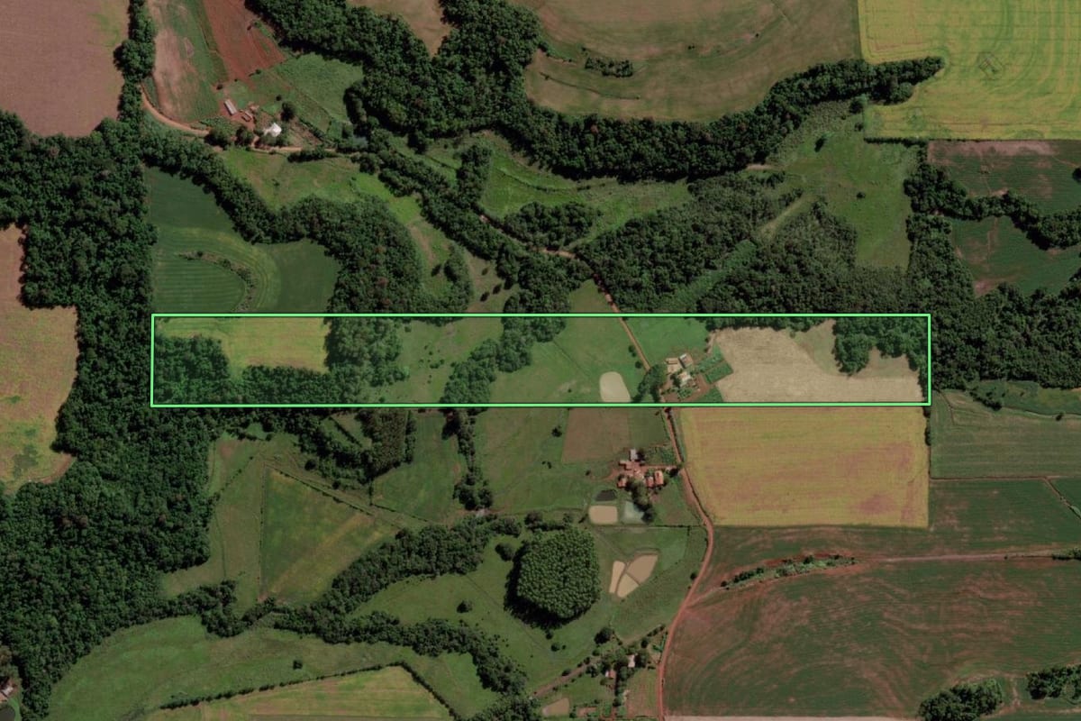 Imagem de satélite do imóvel rural em Cerro Largo (RS), com o contorno declarado no CAR desenhado por cima.