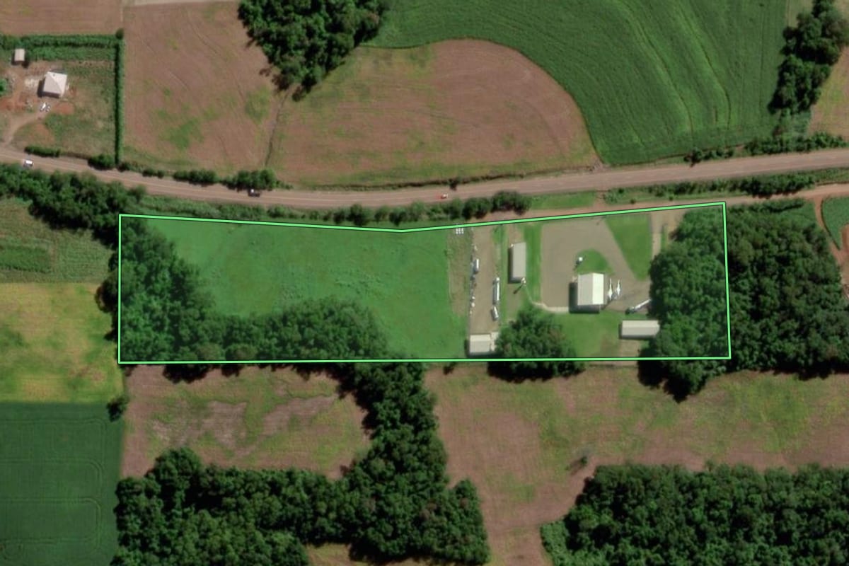 Imagem de satélite do imóvel rural em Cerro Largo (RS), com o contorno declarado no CAR desenhado por cima.