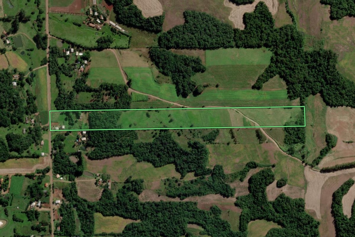 Imagem de satélite do imóvel rural em Cerro Largo (RS), com o contorno declarado no CAR desenhado por cima.