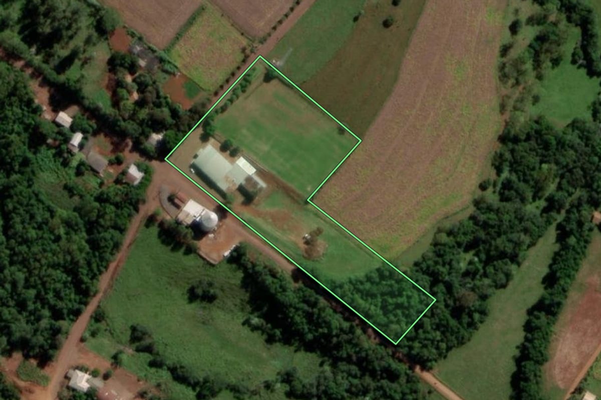 Imagem de satélite do imóvel rural em Cerro Largo (RS), com o contorno declarado no CAR desenhado por cima.