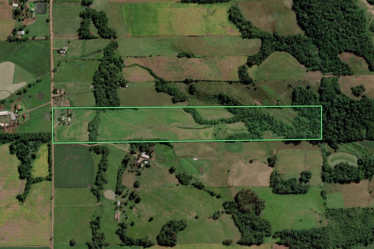 Imagem de satélite do imóvel rural em Cerro Largo (RS), com o contorno declarado no CAR desenhado por cima.