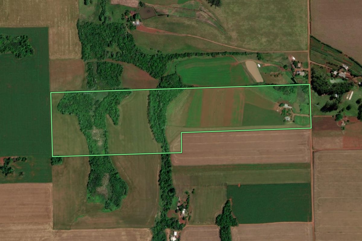 Imagem de satélite do imóvel rural em Cerro Largo (RS), com o contorno declarado no CAR desenhado por cima.