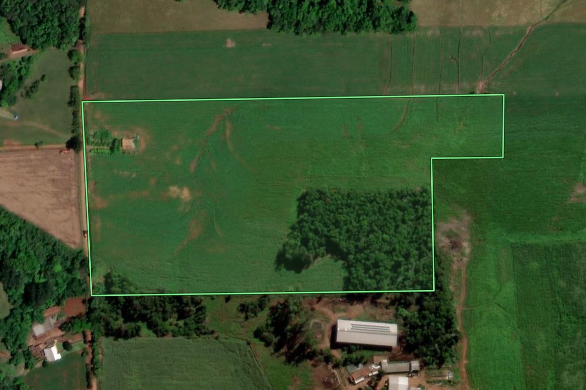 Imagem de satélite do imóvel rural em Cerro Largo (RS), com o contorno declarado no CAR desenhado por cima.