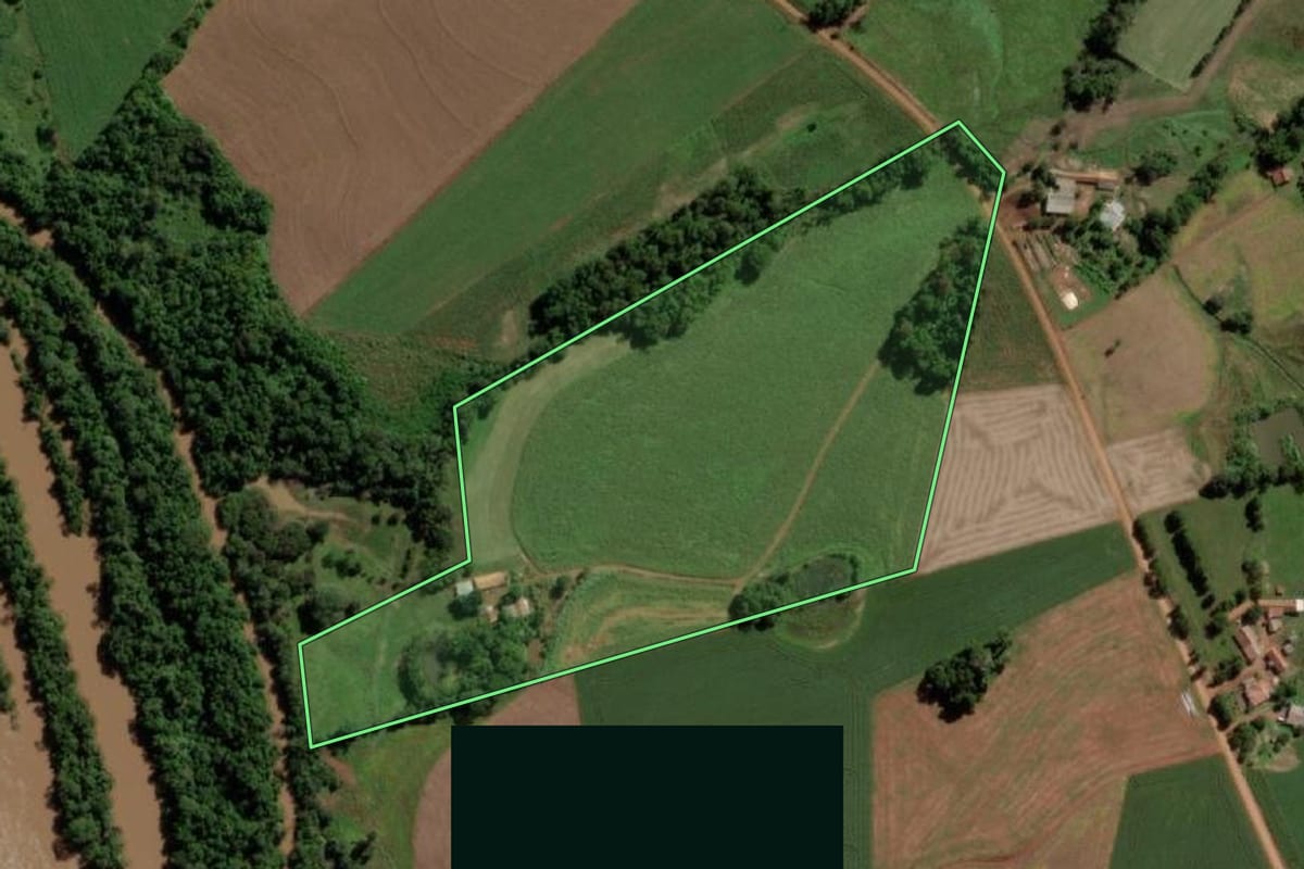 Imagem de satélite do imóvel rural em Cerro Largo (RS), com o contorno declarado no CAR desenhado por cima.